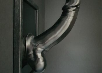 Ero Art: er hangt een lul in de gang!