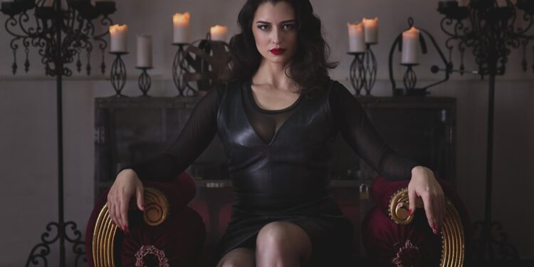 Zorg ook jij dat Meesteres Bella Lugosi naar de Lage Landen komt?