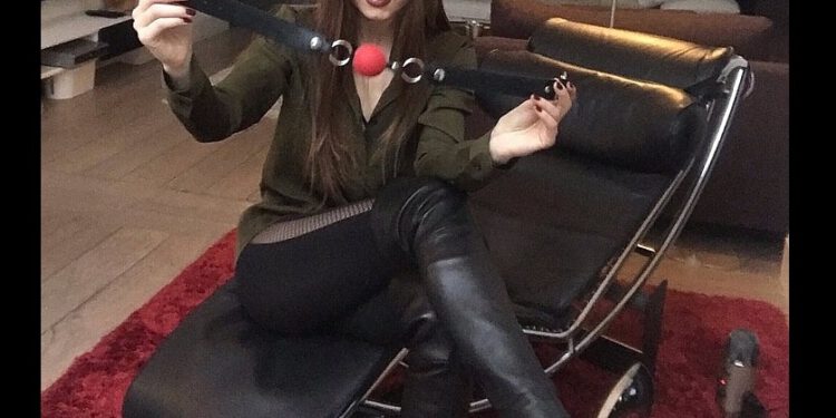 Wait, wacht..! Is Meesteres Athena gestopt??