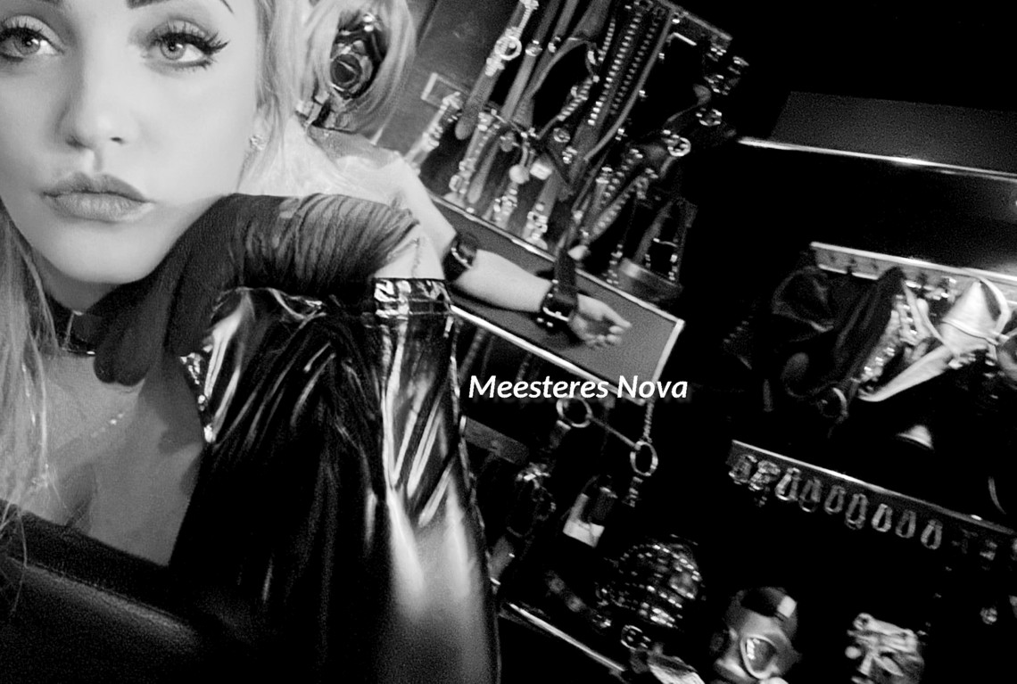 Meesteres Nova laat zichzelf zien. Meesteres Nova