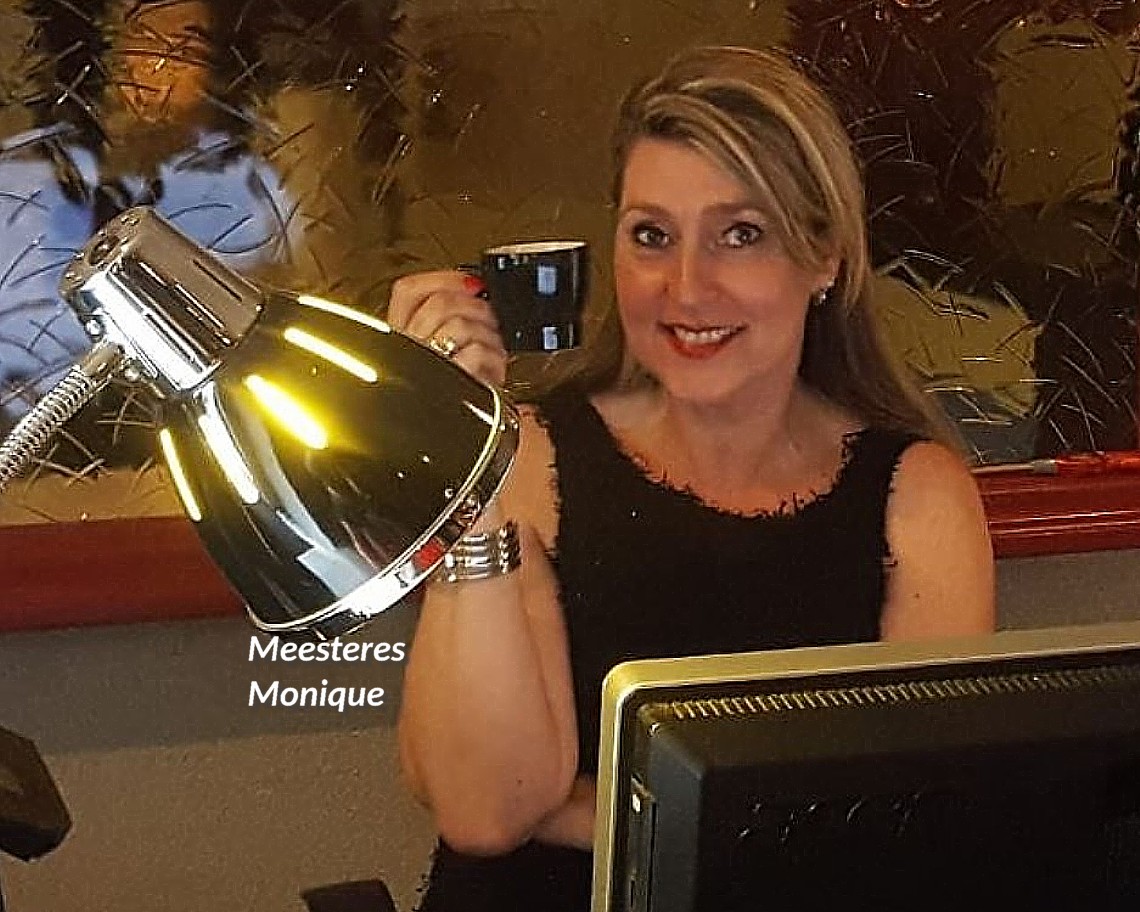 Meesteres Monique aan de koffie tijdens de voorbereidingen van BDSM-maand decmeber BDSM-maand